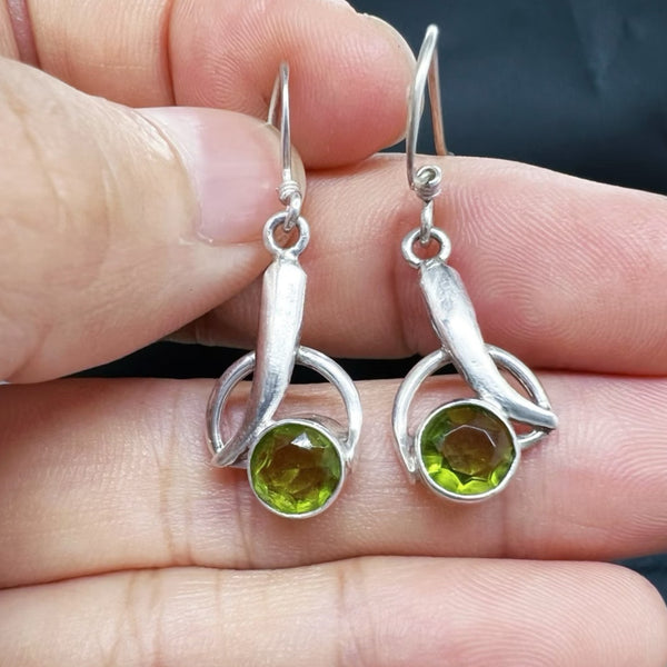 Sterling Silver Green Gem Dangle Earrings – Modern Circle Twist Design with Faceted Peridot Stone